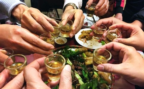 Bia rượu, nhậu nhẹt quá đà chỉ khiến đàn ông ngày càng yếu (Ảnh minh họa)