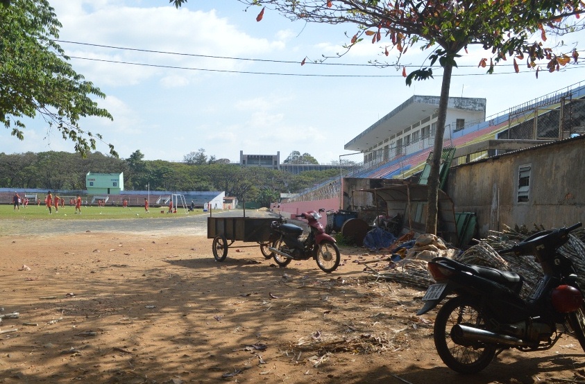 Một g&oacute;c s&acirc;n vận động tỉnh Đắk Lắk, nơi chỉ tổ chức v&agrave;i trận đấu ở Giải B&oacute;ng đ&aacute; Hạng nhất quốc gia