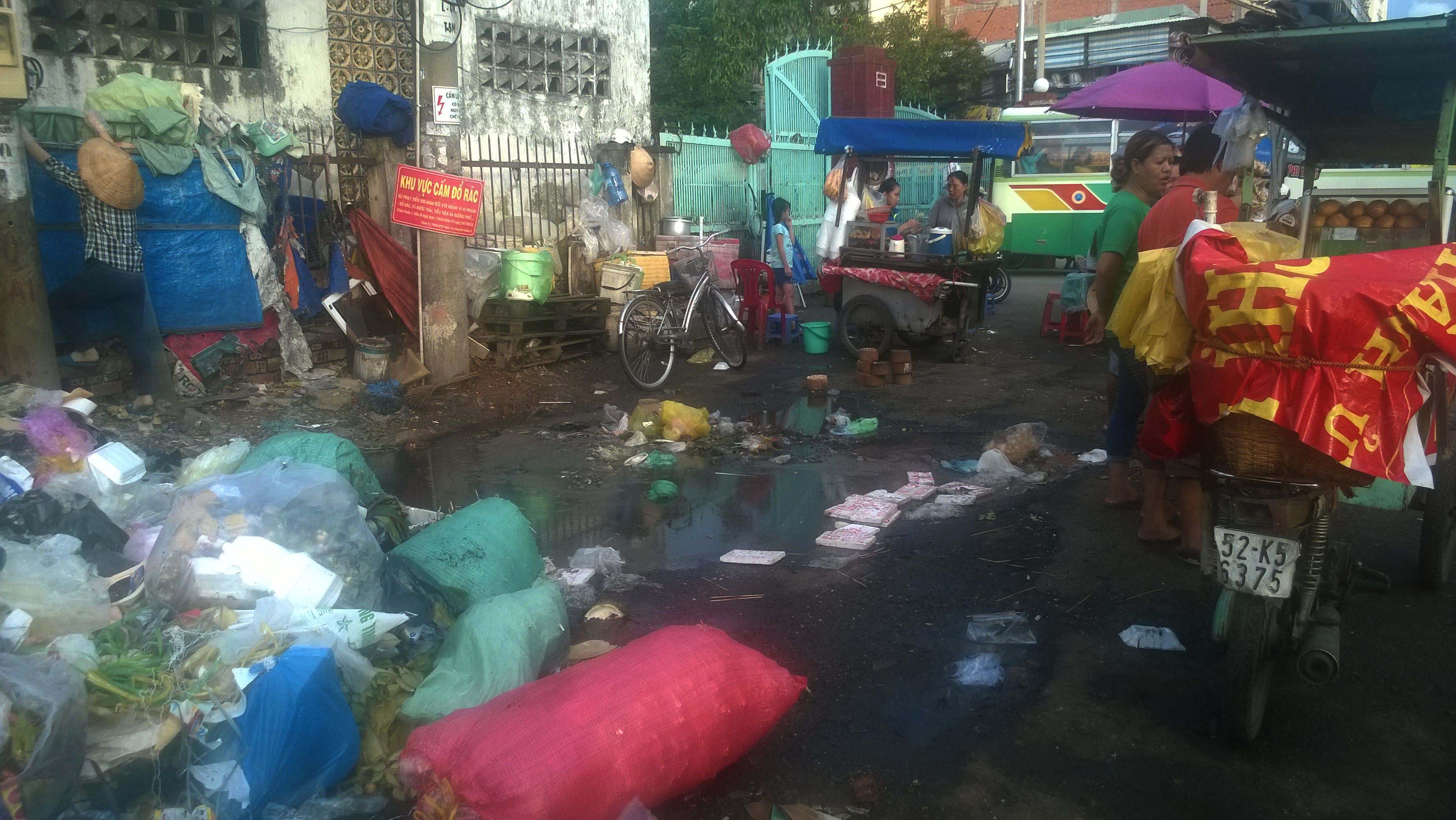 Đổ r&aacute;c ở khu vực c&oacute; biển cấm - Ảnh 1.