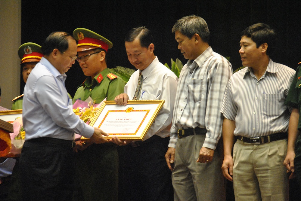 Phó Bí thư Thường trực Thành ủy TP HCM Tất Thành Cang trao bằng khen cho các chi bộ tiêu biểu