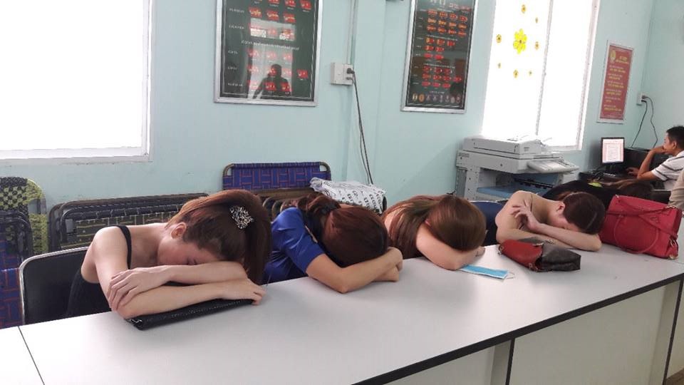 Bỏ h&agrave;ng chục triệu đồng mua d&acirc;m diễn vi&ecirc;n, người mẫu - Ảnh 1.