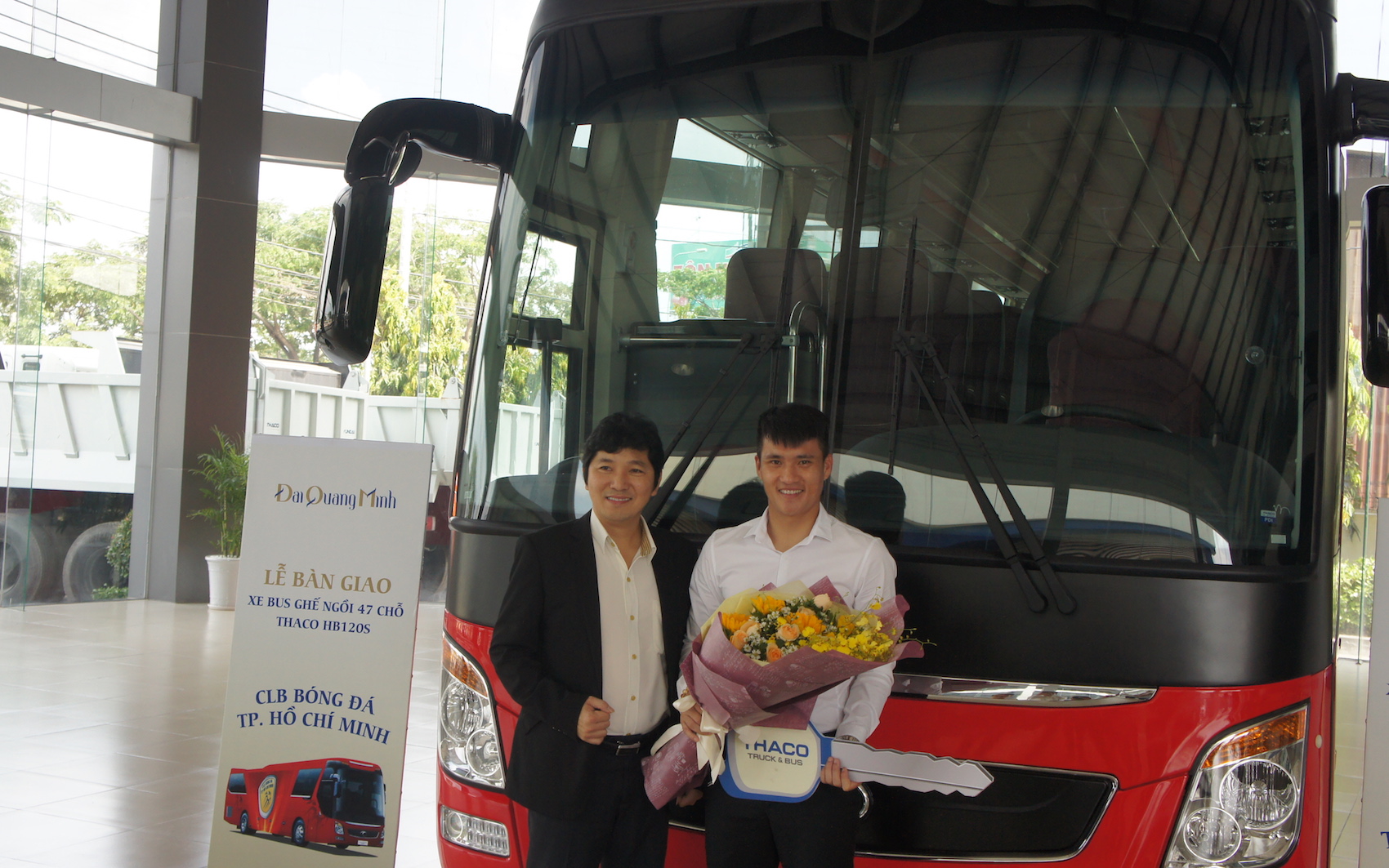 Chụp ảnh kỷ niệm c&ugrave;ng nh&agrave; cung cấp &ocirc; t&ocirc;