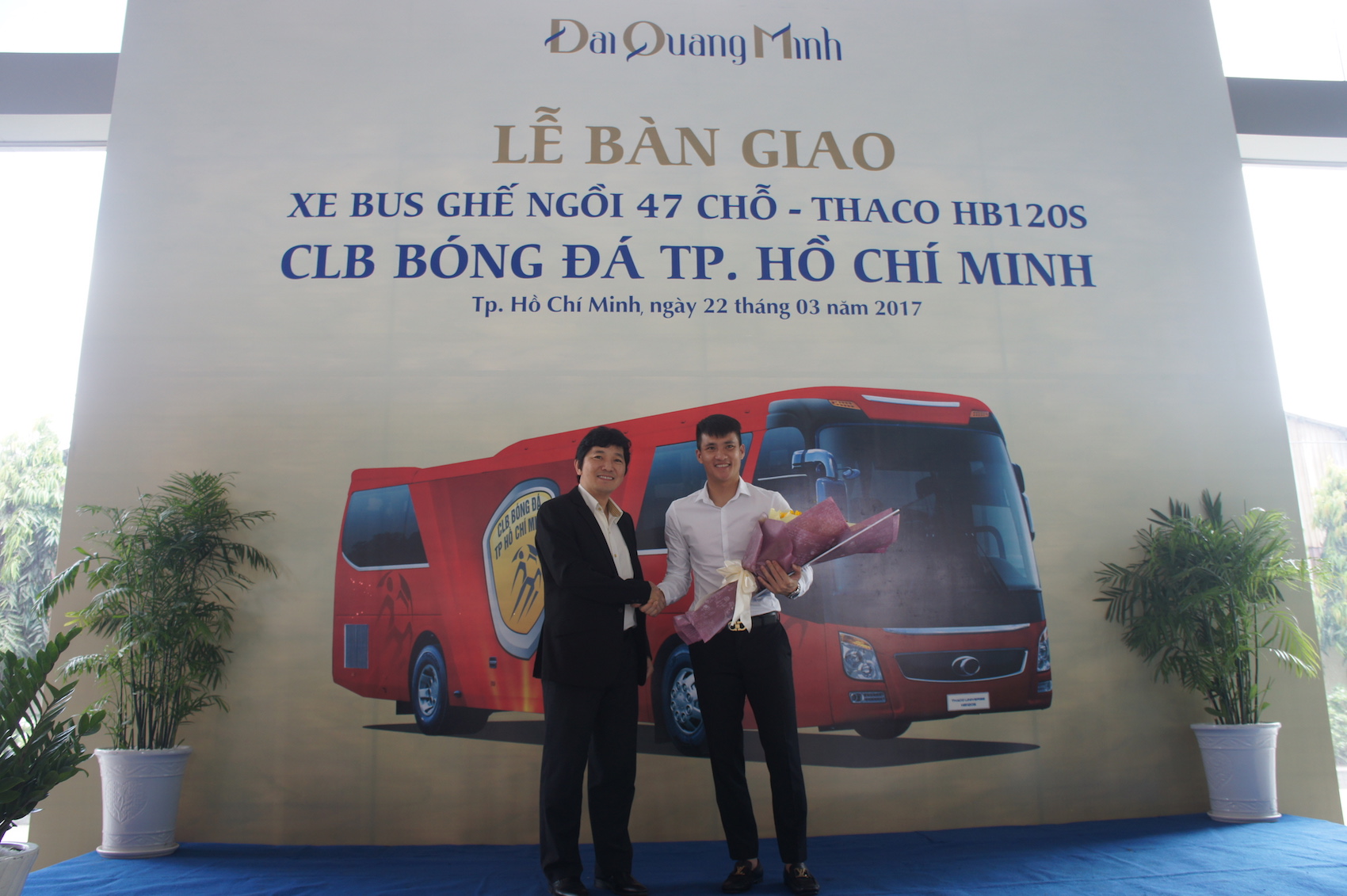 C&ocirc;ng Vinh nhận b&agrave;n giao xe từ c&ocirc;ng ty &ocirc; t&ocirc; Trường Hải
