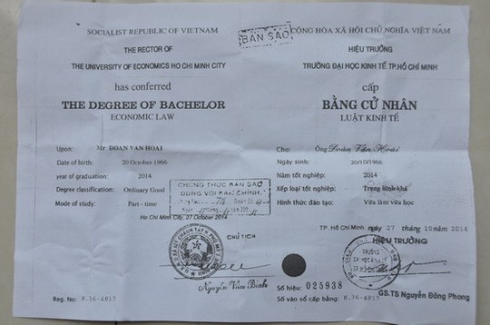 Kỷ luật trưởng công an xã “thuê người học” rồi nộp bằng giả