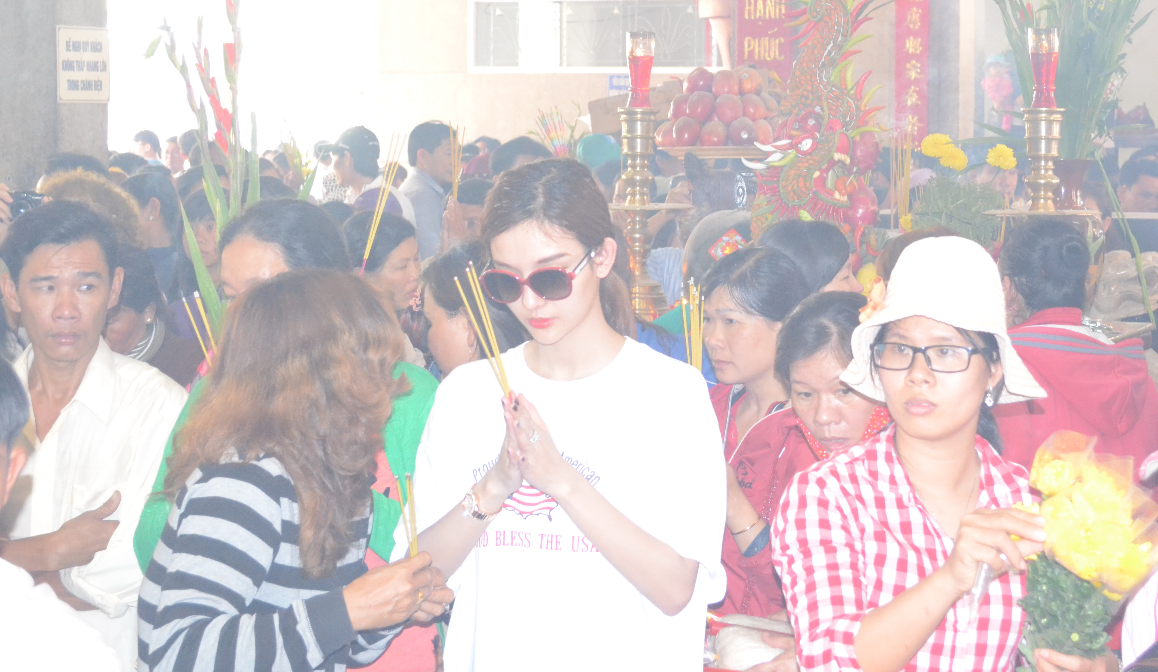 Nhiều bạn trẻ cũng thành tâm khấn nguyện cho một năm tốt lành.
