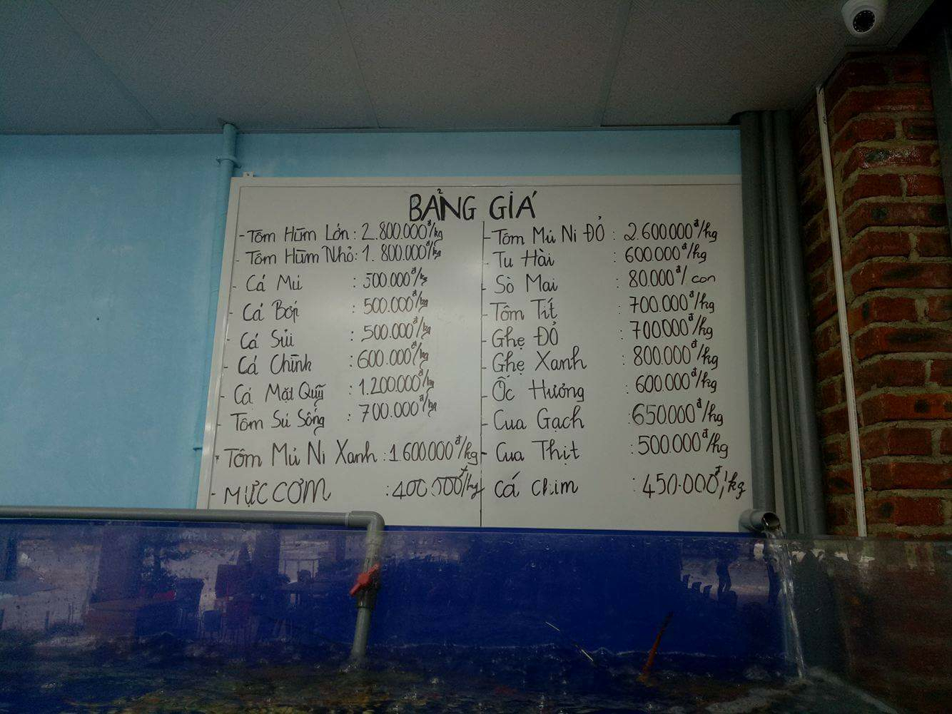 Bị du kh&aacute;ch tố chặt ch&eacute;m, chủ nh&agrave; h&agrave;ng nhờ luật sư v&agrave;o cuộc - Ảnh 2.