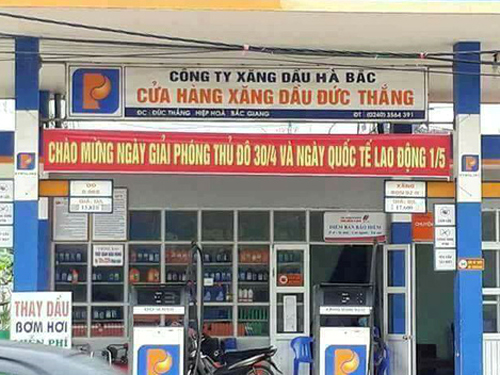 Xôn xao băng rôn ghi "Chào mừng Ngày giải phóng Thủ đô 30/4"
