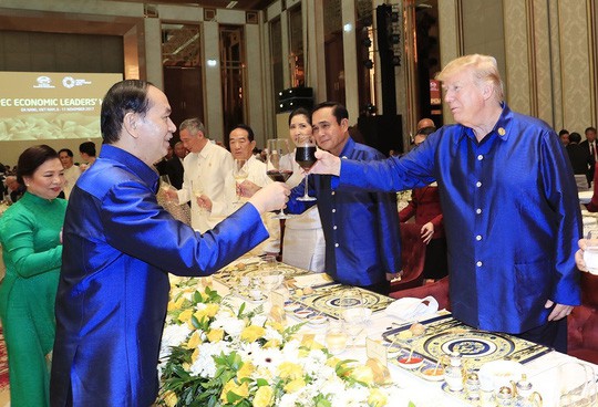 V&igrave; sao &ocirc;ng Donald Trump chỉ n&acirc;ng ly v&agrave; nhấp m&ocirc;i? - Ảnh 1.