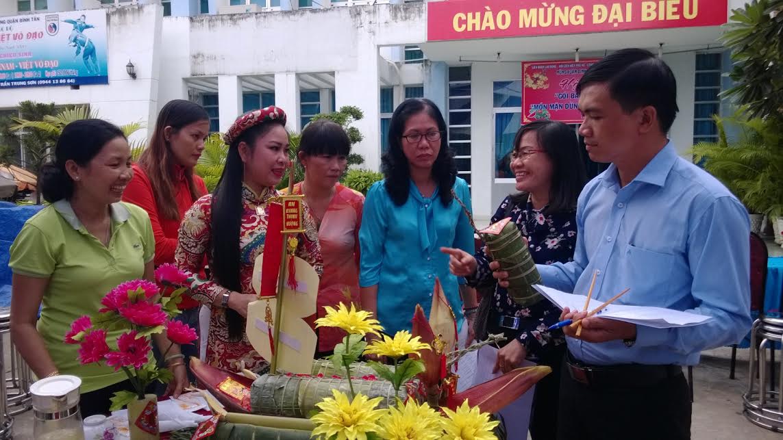 Ban giám khảo đang kiểm tra sản phẩm của các đội thi
