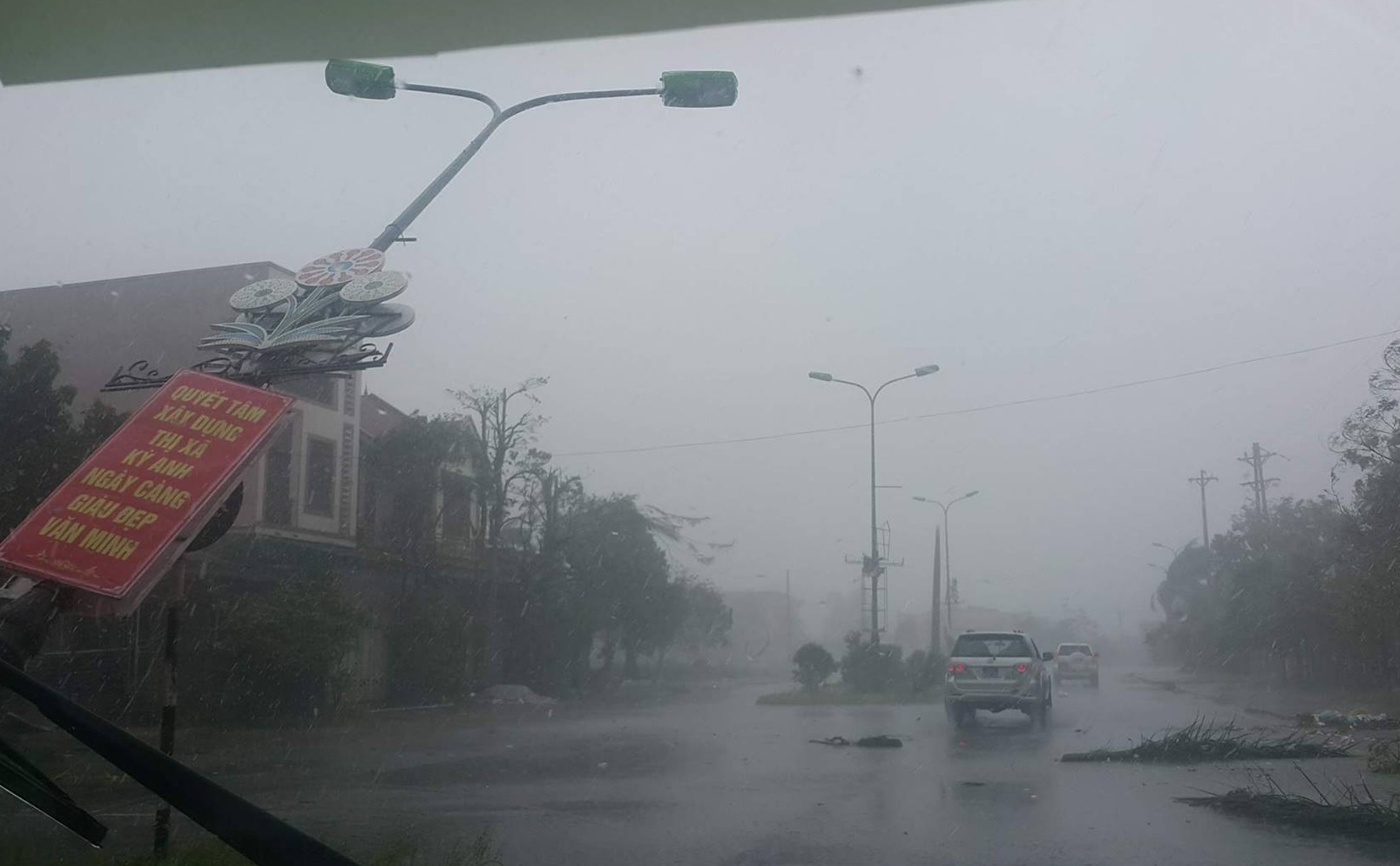 B&atilde;o số 10 quật đổ ăng-ten truyền h&igrave;nh-ph&aacute;t thanh cao 100 m - Ảnh 1.