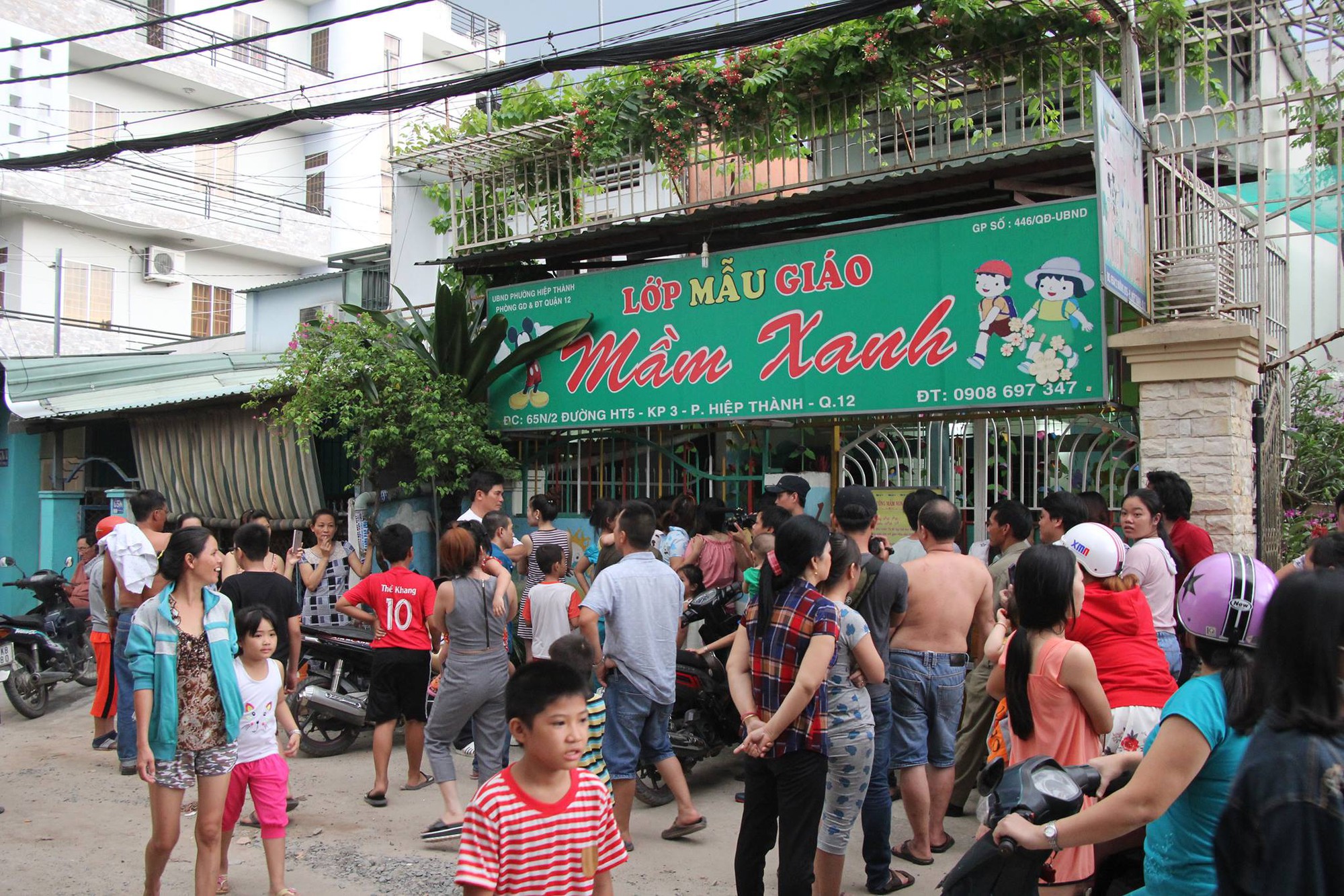 Bảo mẫu đ&aacute;nh trẻ như đấu vật! - Ảnh 1.