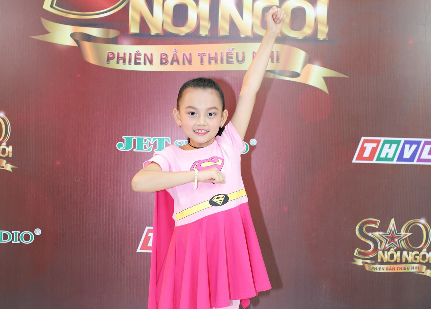 Bào Ngư hóa thân thành Superwoman hồng