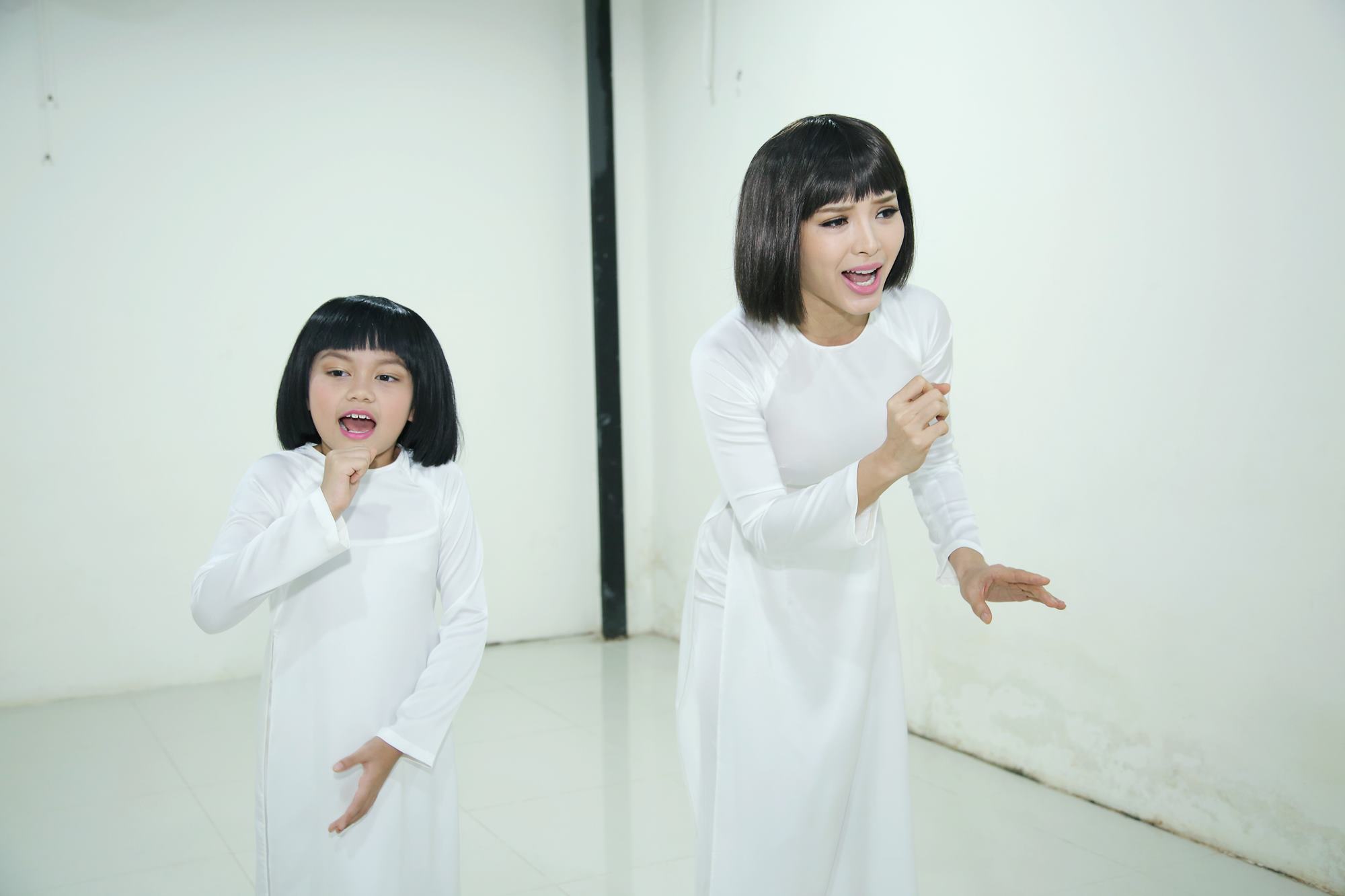 Kh&aacute;nh Nhi tham gia lớp học ng&ocirc;i sao của vợ NSƯT Kim Tử Long - Ảnh 1.