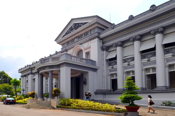 Bảo tàng và ly trà đá