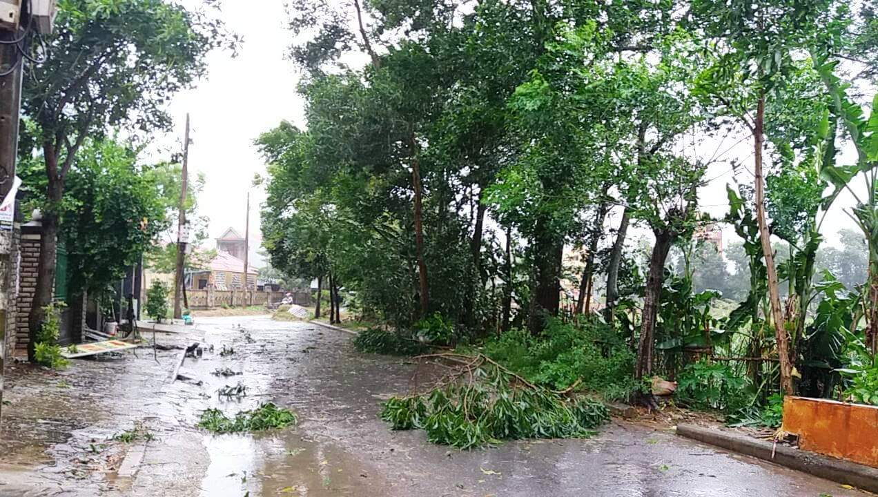 Bão số 4 đổ bộ vào Quảng Bình gây mưa lớn, nhiều nơi bị ngập - Ảnh 4.