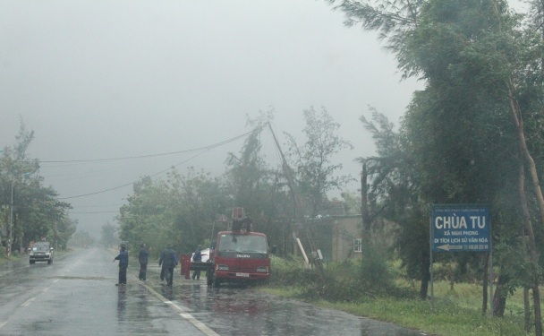 Bão số 10: Cuồng phong quét qua, nhà tốc mái, cây đổ la liệt - Ảnh 22.