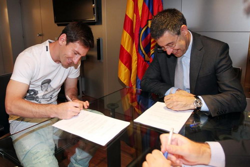 Messi và chủ tịch Barthomeu khi gia hạn hợp đồng năm 2014
