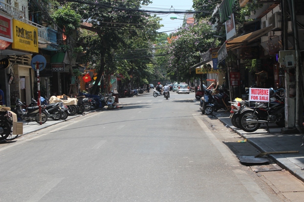 Ngỡ ng&agrave;ng H&agrave; Nội hoang vắng giữa trưa nắng thi&ecirc;u đốt - Ảnh 5.