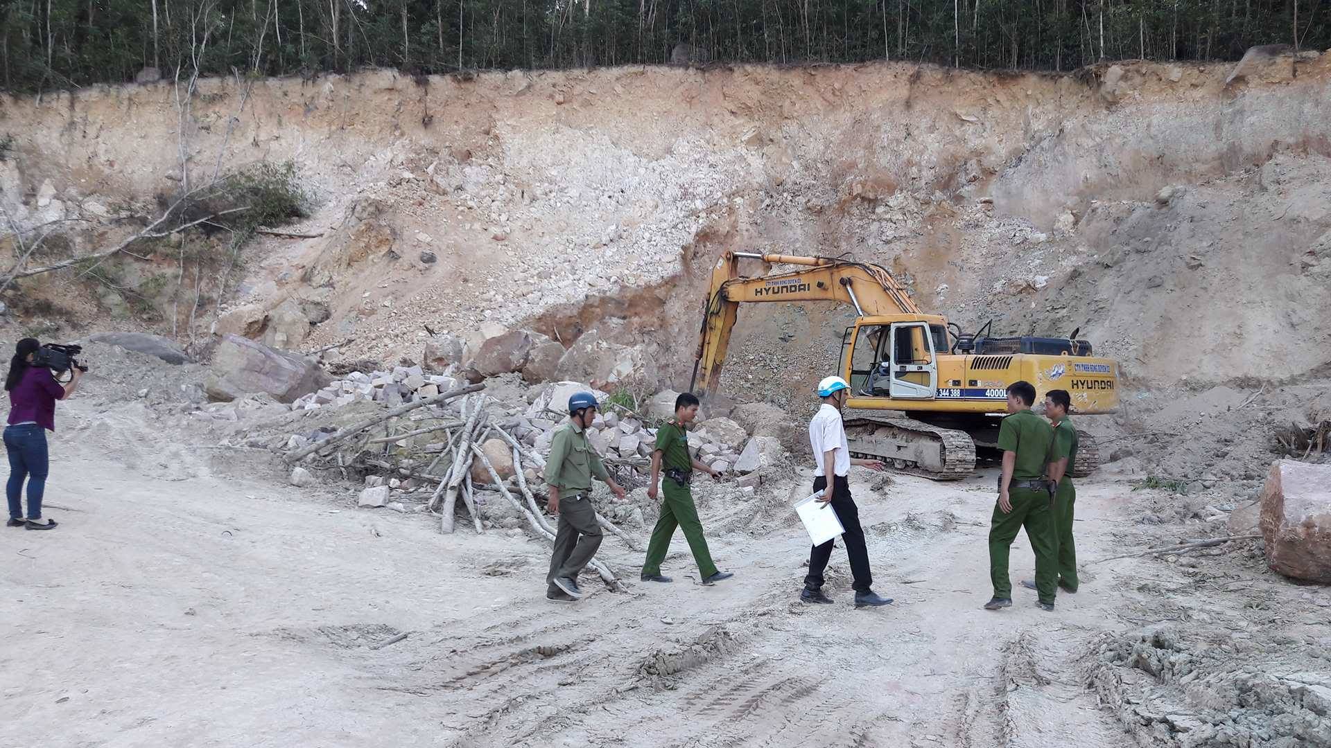 
Hiện trường vụ khai th&aacute;c kho&aacute;ng sản tr&aacute;i ph&eacute;p ở Ph&uacute; Quốc.
