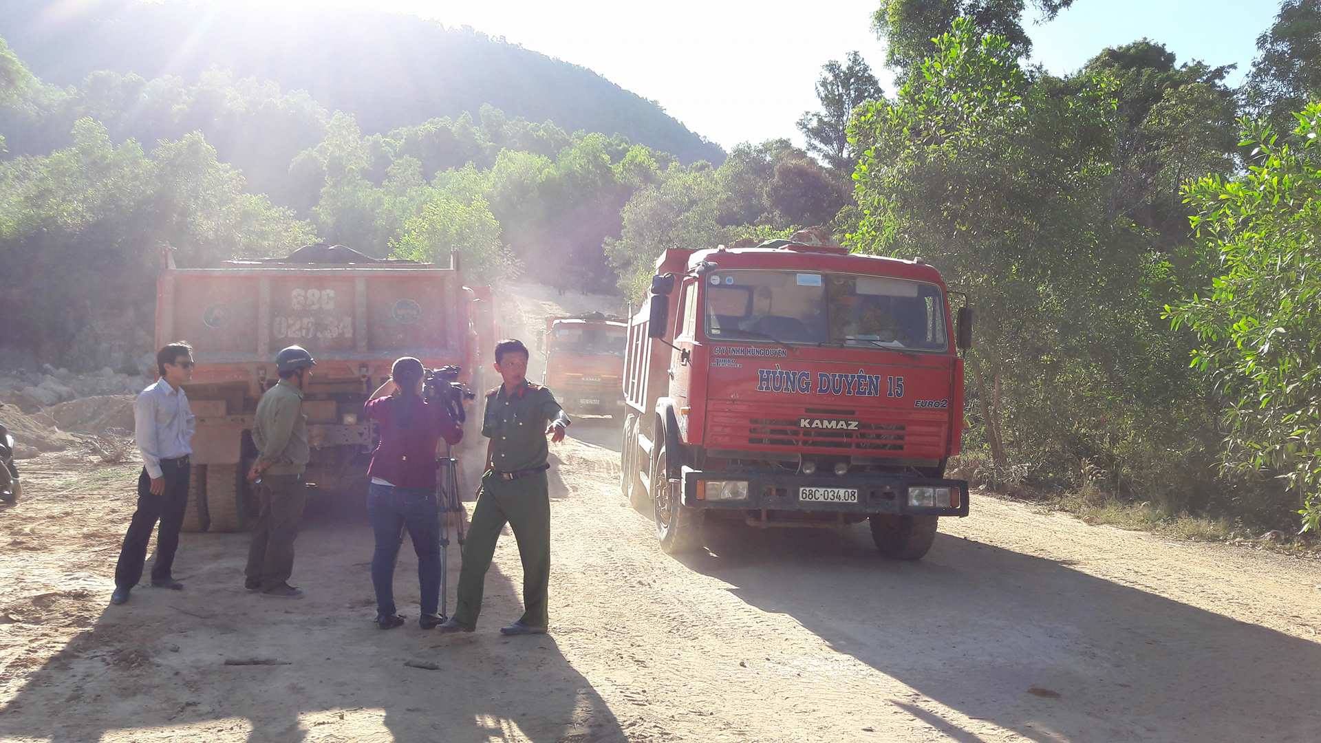 
Lực lượng chức năng bắt quả tang đo&agrave;n xe đang vận chuyển c&aacute;t, đ&aacute;, đất sỏi đỏ ra b&ecirc;n ngo&agrave;i.
