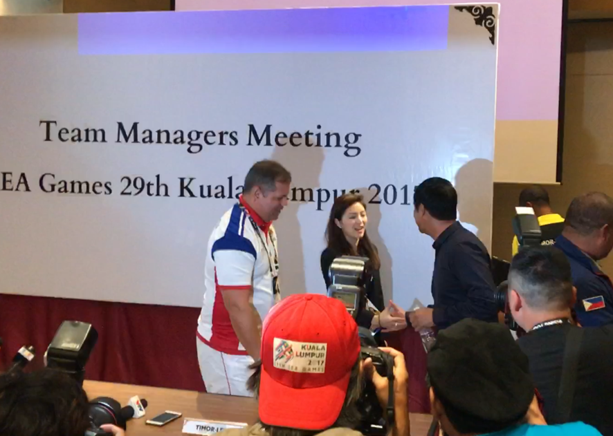 Hữu Thắng bối rối bắt tay nữ trưởng đoàn xinh đẹp của U22 Thái - Ảnh 2.