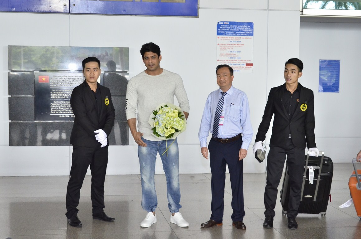 Nam diễn vi&ecirc;n Siddharth Shukla, vai Thanh tra Shiv điển trai của phim &ldquo;C&ocirc; d&acirc;u 8 tuổi&rdquo; đến TP HCM