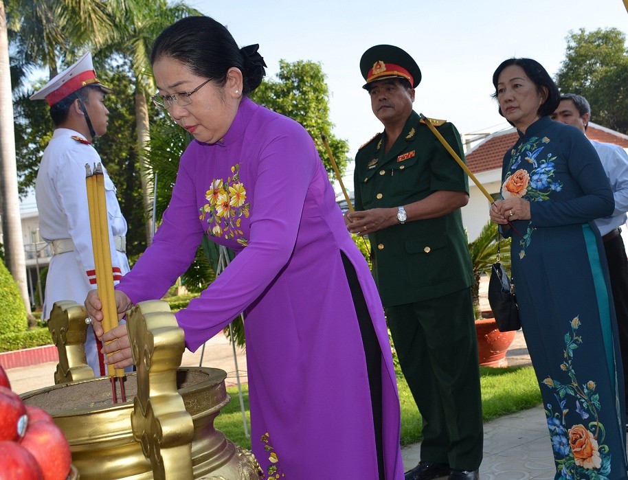 Lãnh đạo TP HCM tưởng niệm ngày Khởi nghĩa Nam kỳ
