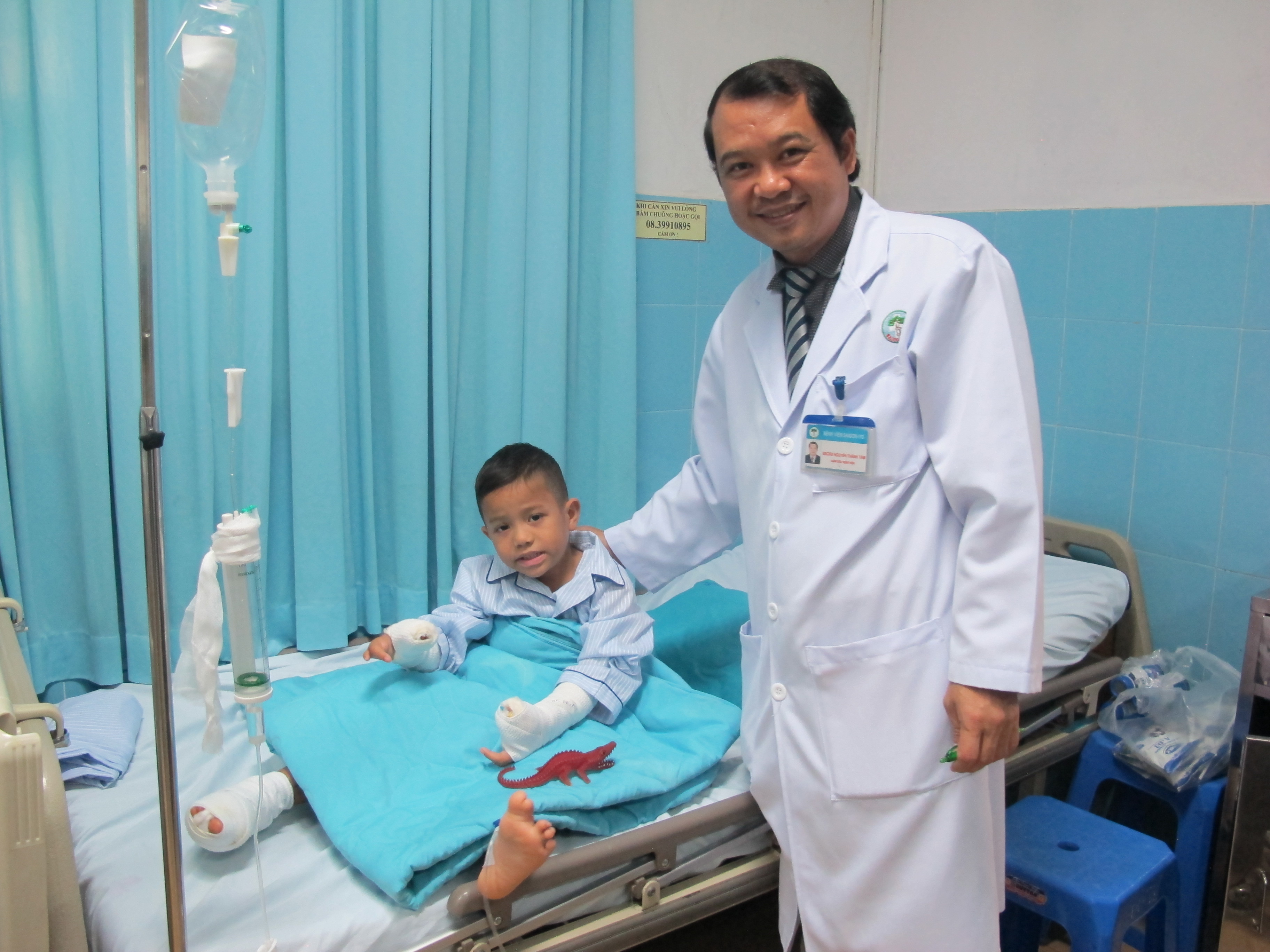 H&atilde;y cứu gi&uacute;p trẻ em dị tật tay ch&acirc;n! - Ảnh 2.