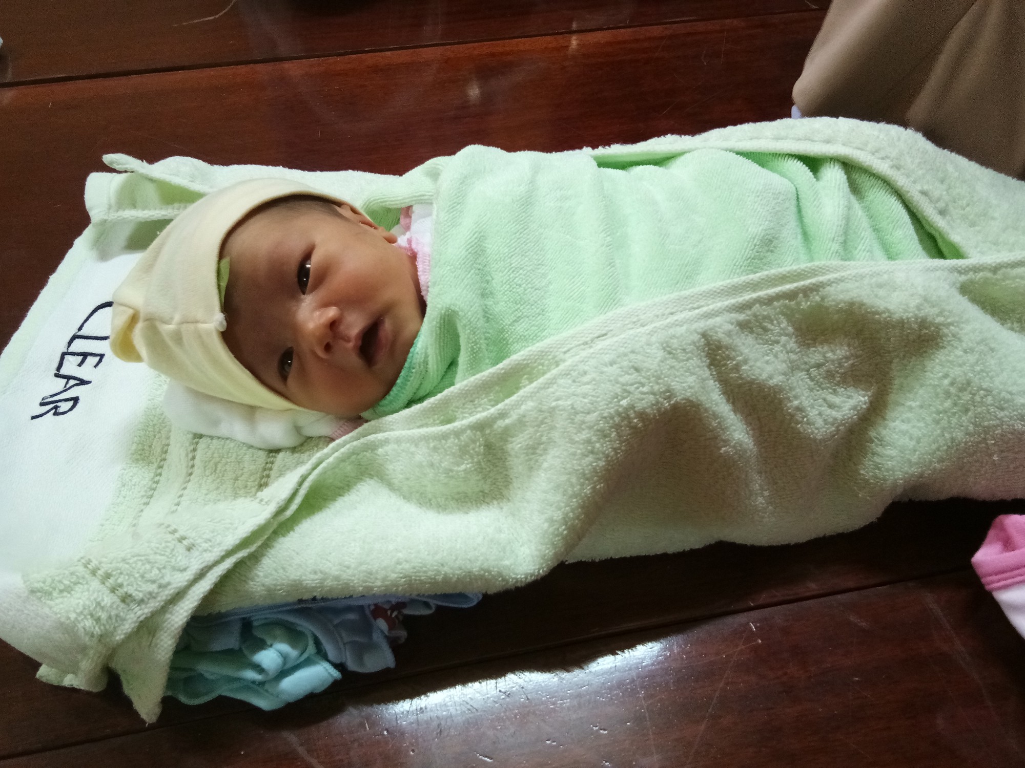 Bé gái khoảng 7 ngày tuổi bị bỏ rơi trước cổng chùa