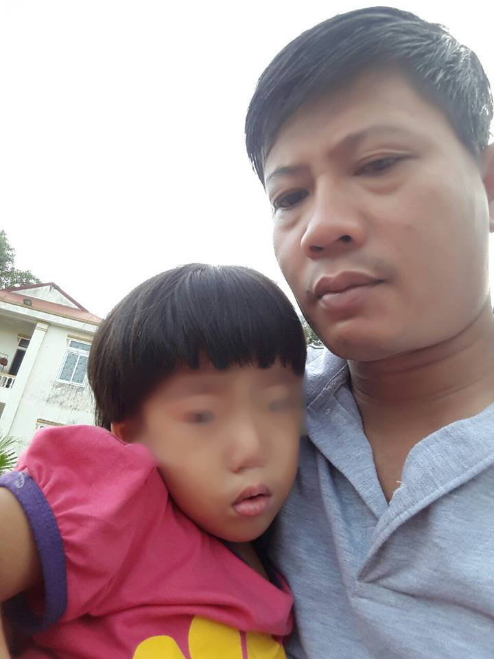 Người đ&agrave;n &ocirc;ng khắc khổ biệt t&iacute;ch sau khi để b&eacute; g&aacute;i lại bệnh viện - Ảnh 2.