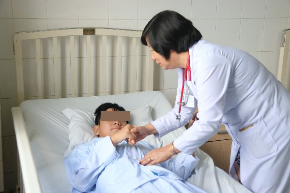 Điều trị thành công bệnh nhi bị liệt vì viêm đa cơ