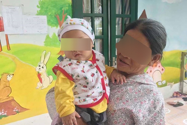 B&eacute; trai bị bỏ rơi được thiếu &uacute;y c&ocirc;ng an cho b&uacute; đ&atilde; về với gia đ&igrave;nh - Ảnh 1.