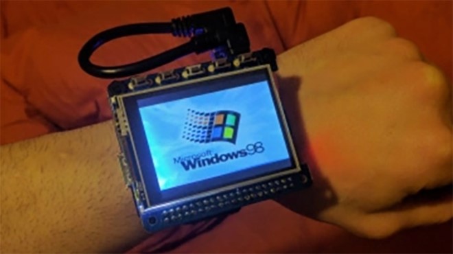 Biến máy tính mini thành smartwatch Windows 98