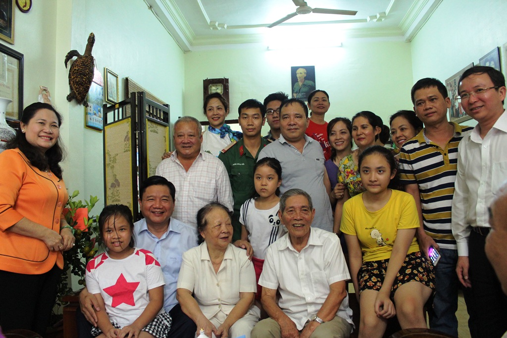 Bí thư Đinh La Thăng thăm vận động viên khuyết tật