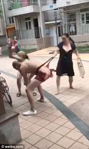 Vợ và bồ bắt tay tẩn người đàn ông phụ bạc - Ảnh 2.