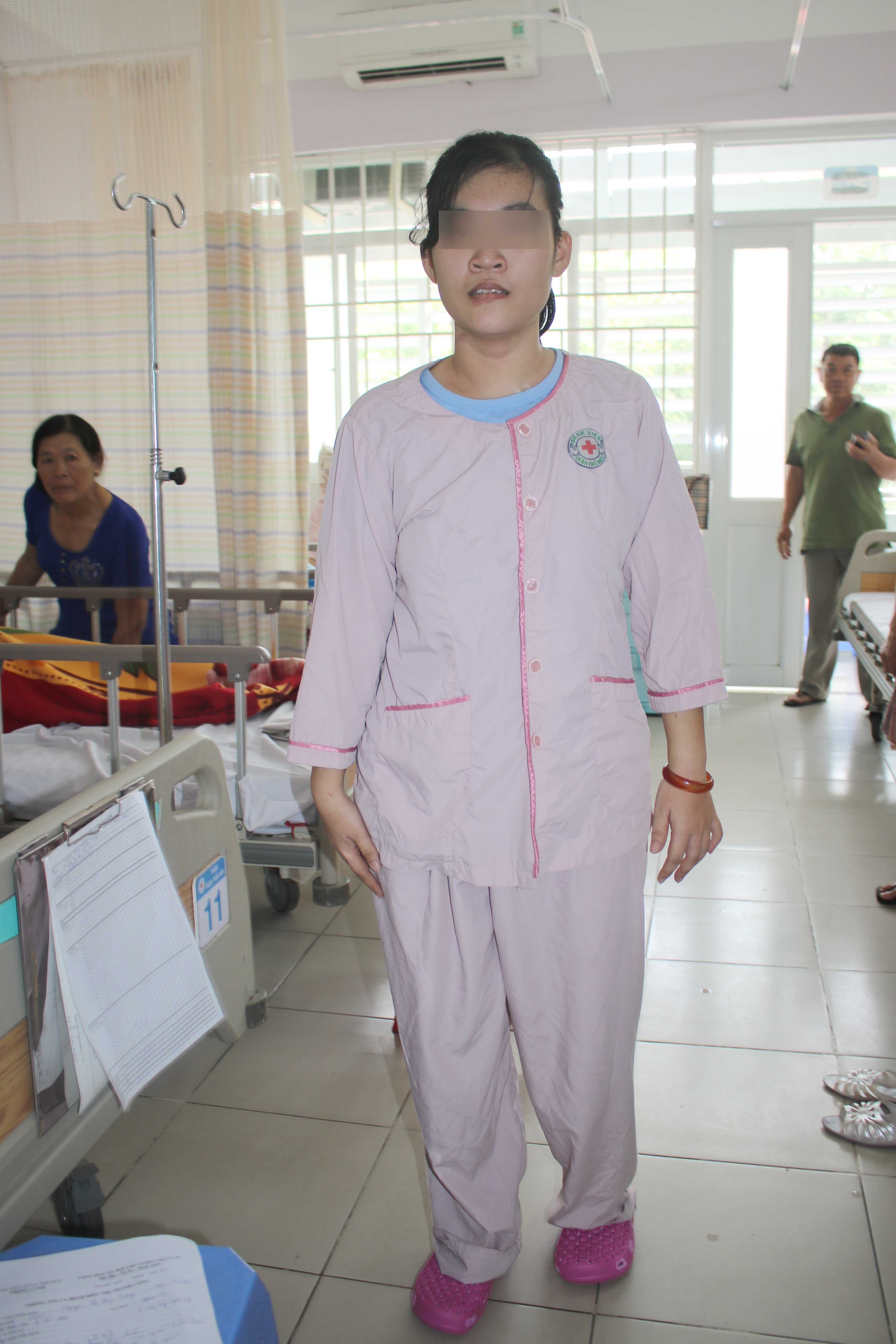 Cô gái đã đi lại được sau phẫu thuật.
