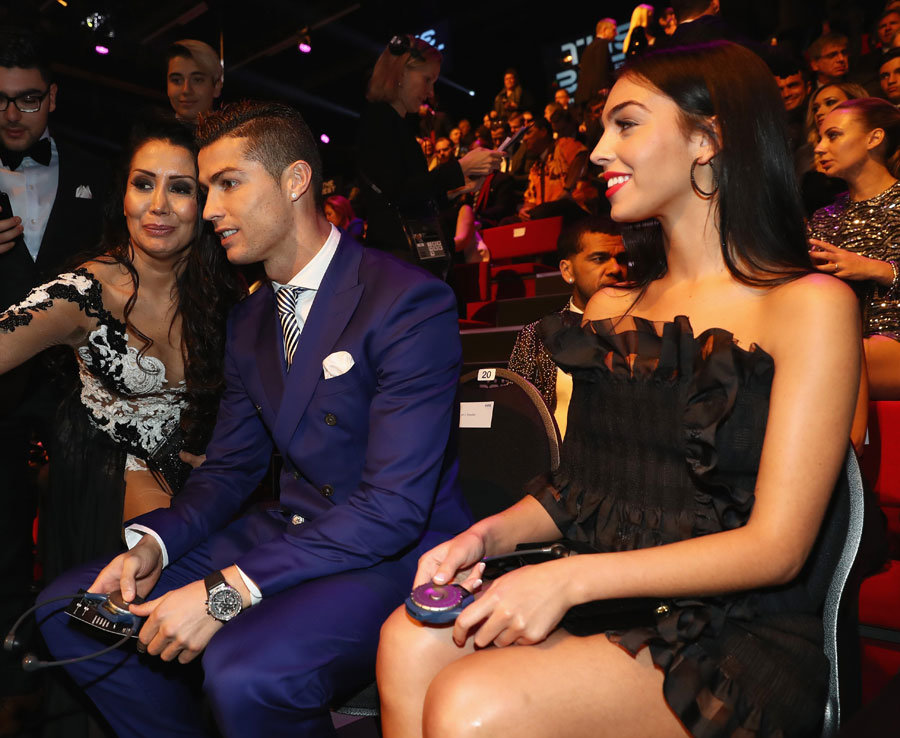 Thua siêu kinh điển, Ronaldo "trút giận" lên bạn gái