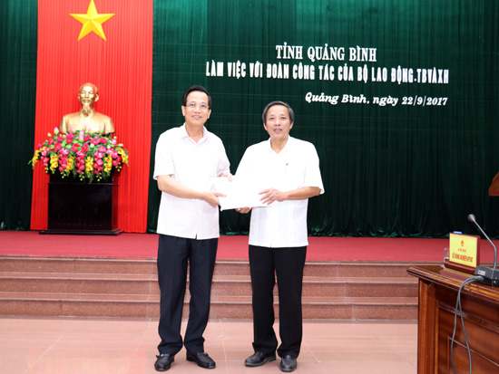 Bộ LĐ-TB-XH hỗ trợ 1 tỉ đồng khắc phục thiệt hại bão số 10 - Ảnh 4.