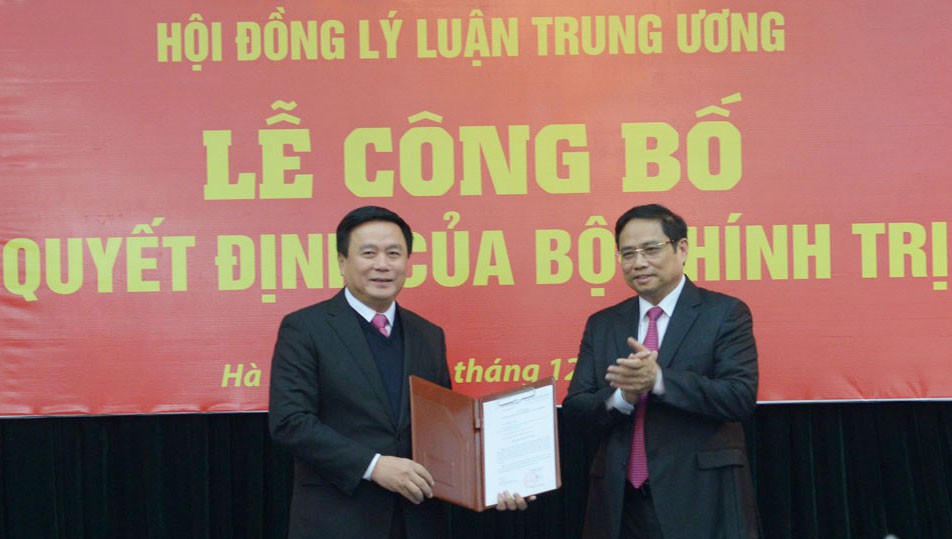 C&ocirc;ng bố quyết định của Bộ Ch&iacute;nh trị về c&ocirc;ng t&aacute;c c&aacute;n bộ - Ảnh 1.