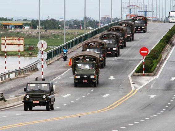 Quân khu 4 điều 400 chiến sĩ tới Hà Tĩnh giúp dân sau bão