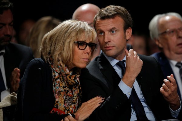 Ứng vi&ecirc;n tổng thống Macron v&agrave; vợ thường xuất hiện c&ugrave;ng nhau trong c&aacute;c sự kiện. Ảnh: Reuters