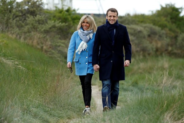 Vợ của ứng vi&ecirc;n tổng thống Macron được xem l&agrave; một biểu tượng thời trang của Ph&aacute;p. Ảnh: Reuters
