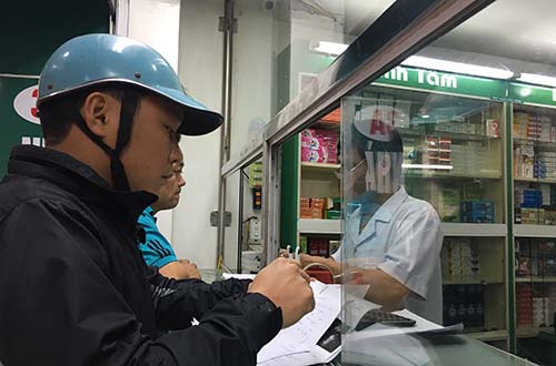 Bác sĩ choáng khi thấy nhân viên bán thuốc kê đơn