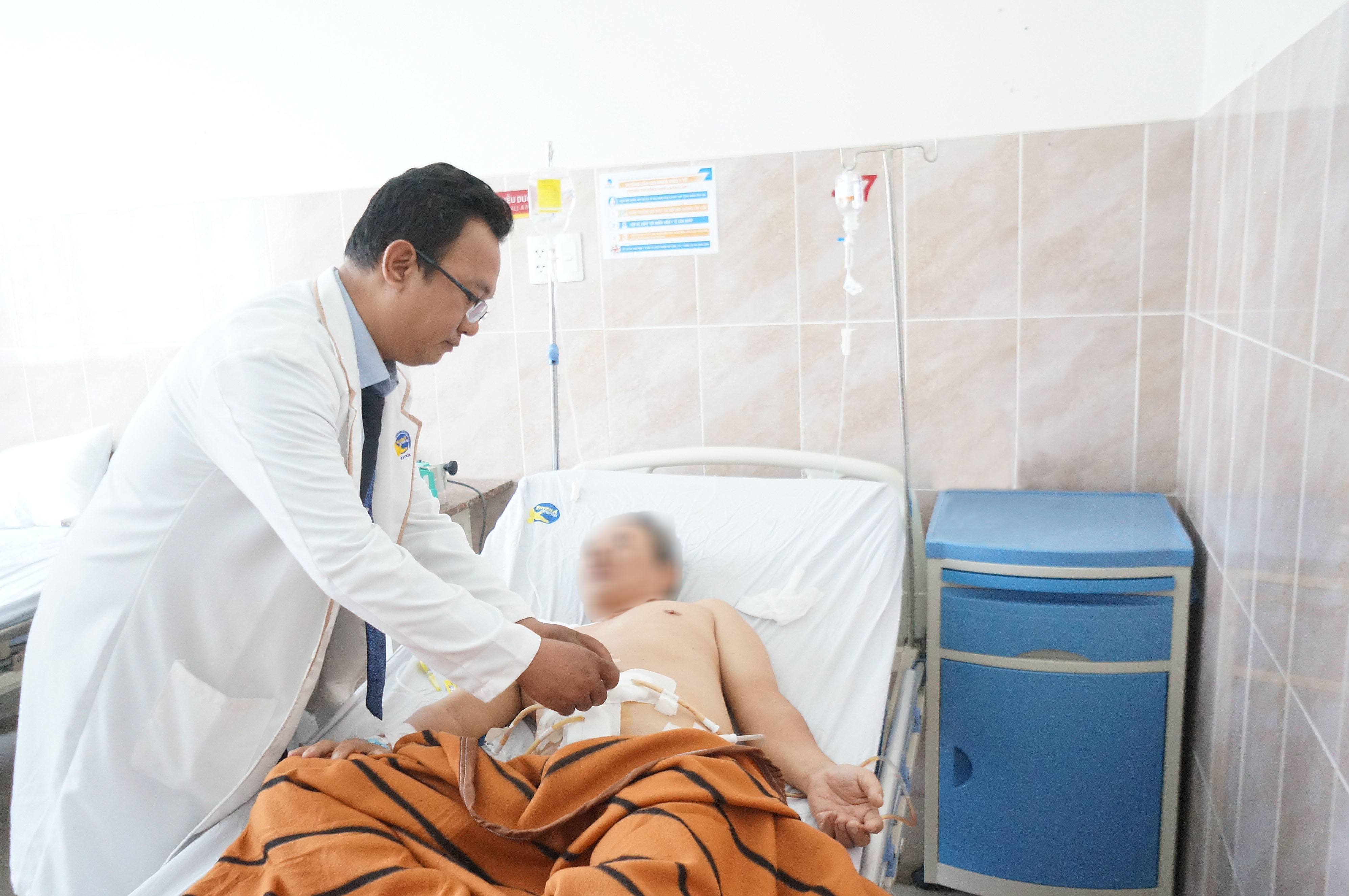 
Bệnh nh&acirc;n tiếp tục được theo d&otilde;i, điều trị sau khi được t&aacute;i tạo b&agrave;ng quang mới bằng ruột của ch&iacute;nh m&igrave;nh.
