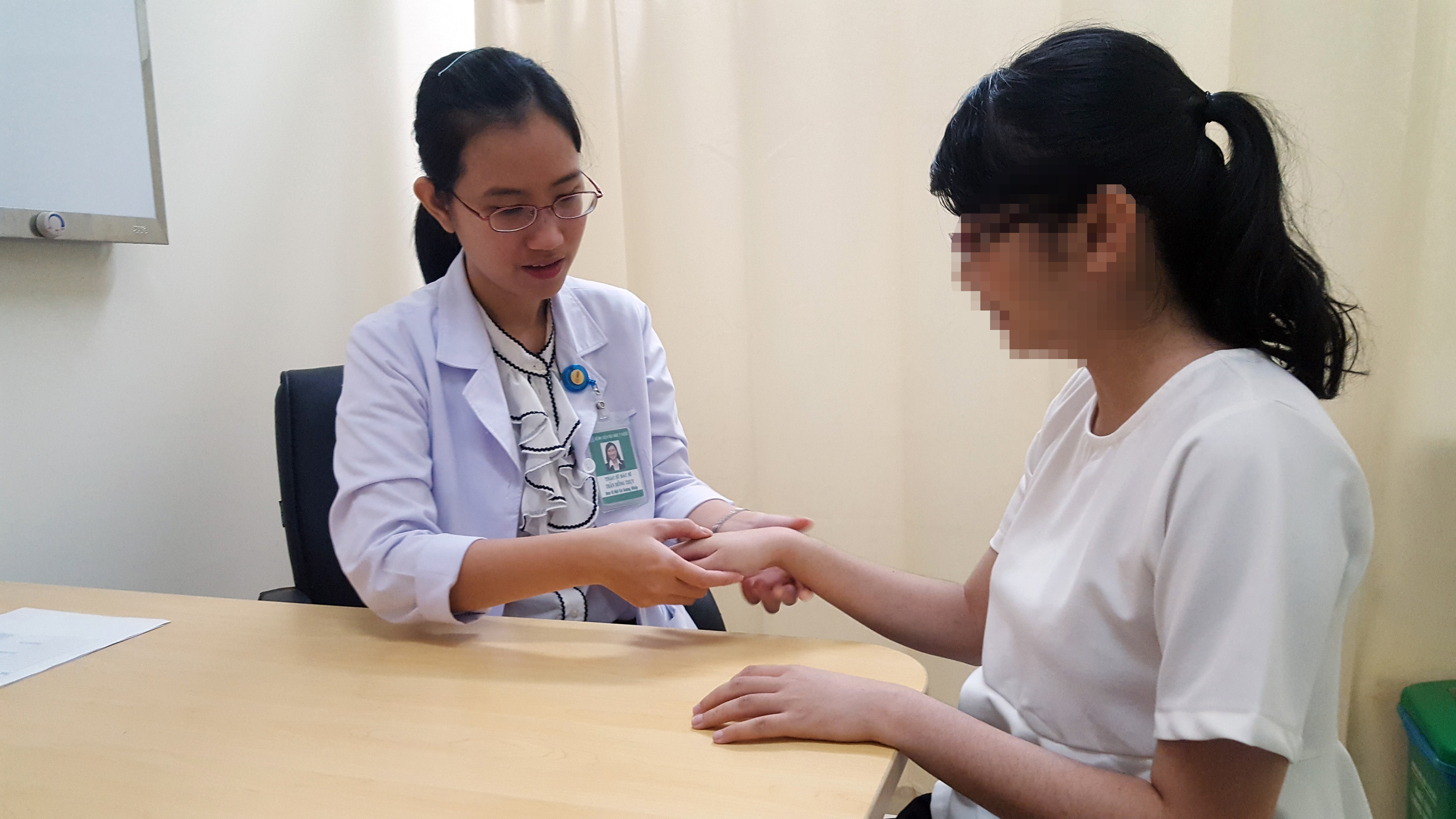"Ngồi thiền" máy tính, nữ biên tập viên bị dính khớp