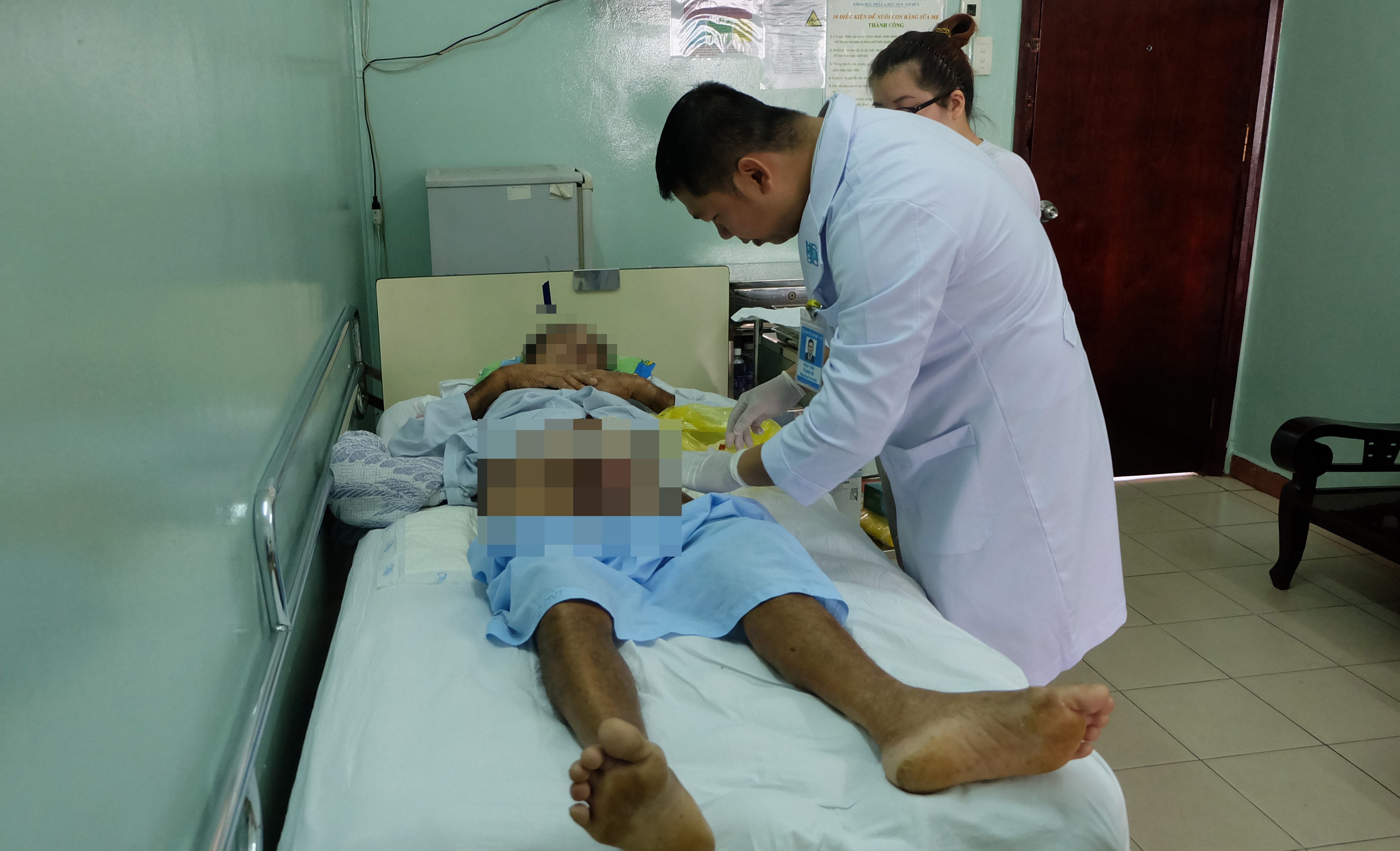 
Bệnh nh&acirc;n được thăm kh&aacute;m vết thương sau phẫu thuật v&igrave; bệnh hiếm
