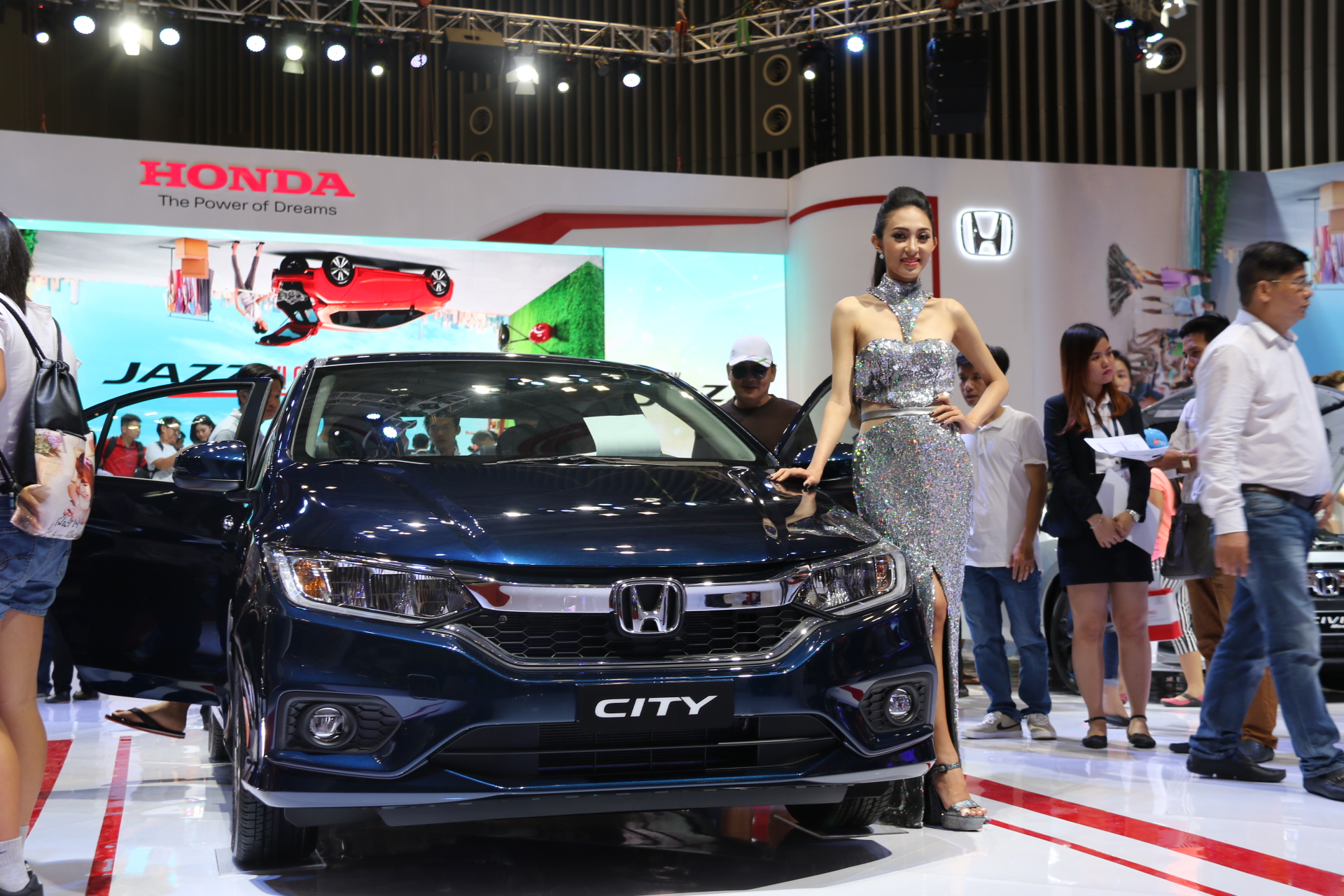 Giá ô tô năm 2018 - nỗi thấp thỏm của người Việt