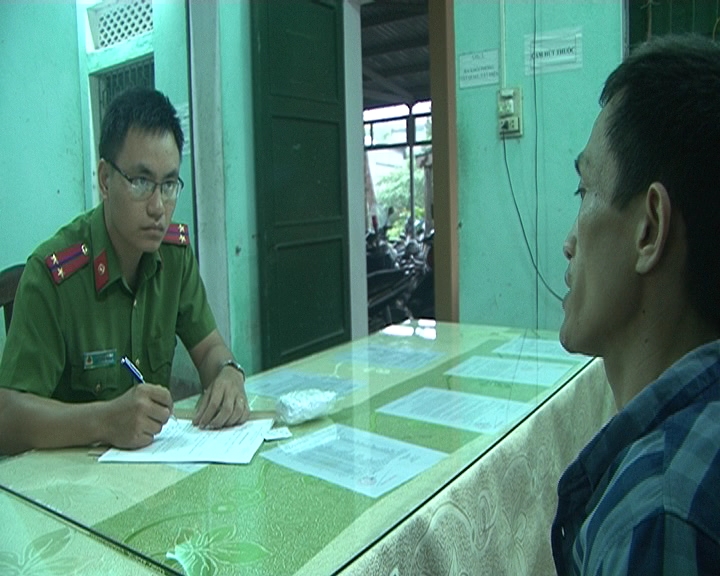 Đối tượng Tân (bên phải) tại cơ quan công an