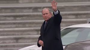 Cựu Tổng thống George W. Bush v&agrave; vợ đến Đồi Capitol dự lễ nhậm chức của &ocirc;ng Trump. Ảnh: THE WASHINGTON POST