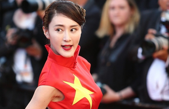 Nữ diễn viên xin lỗi vì diện đầm quốc kỳ tại Cannes
